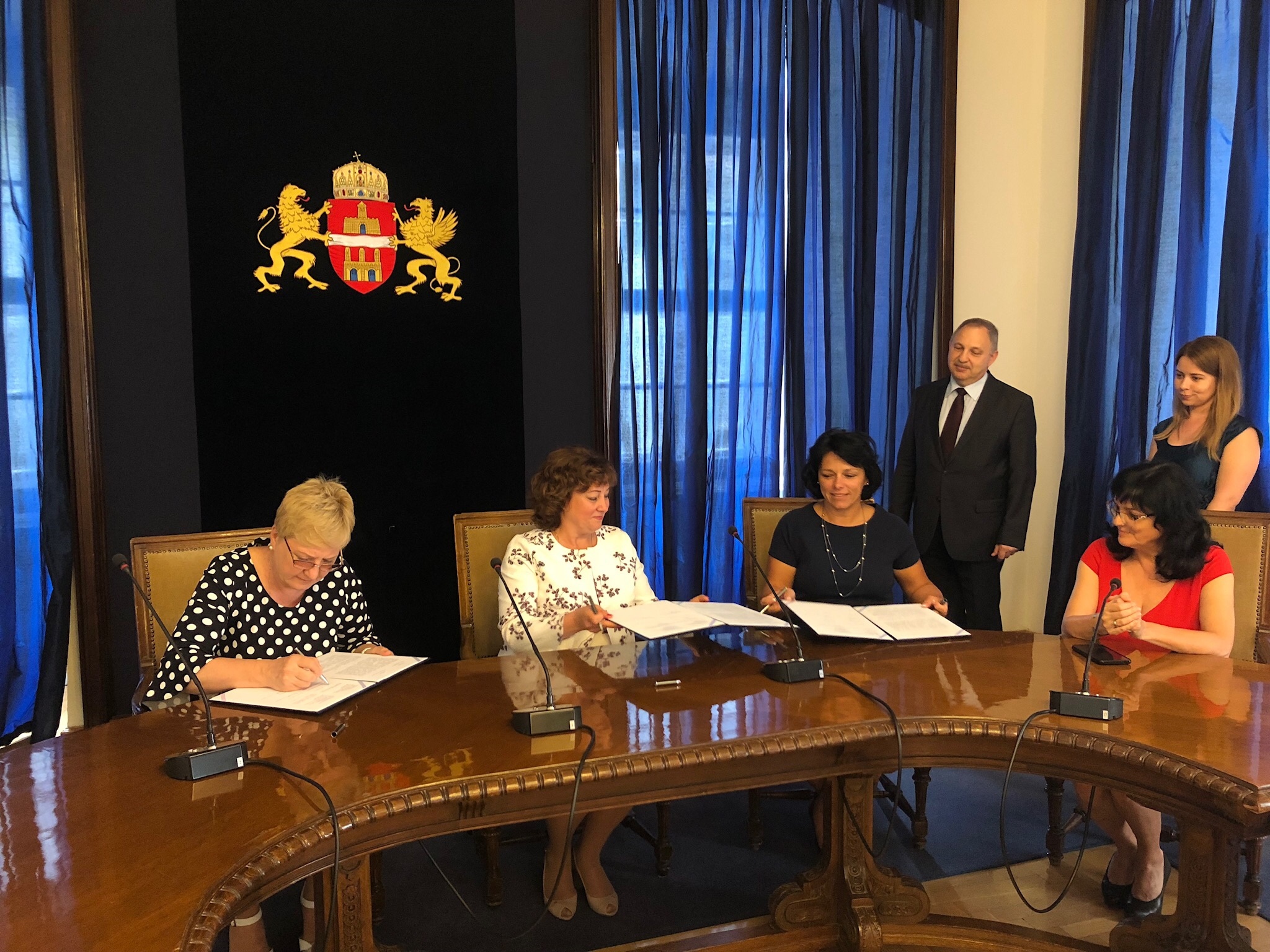 Kövesdy Katalin Igazgató asszony és az orosz partnerek aláírják a megállapodást a Főpolgármesteri Hivatal épületében